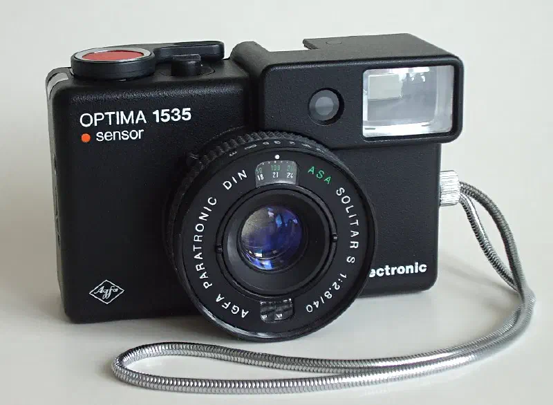Agfa Optima 1535 compact camera. Automatic exposure control. Manual focus with rangefinder in viewfinder. For 135 film cartridges.