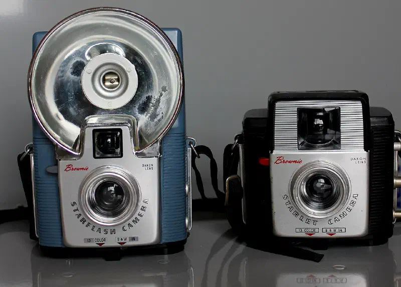 Depicts a Kodak Starflash and similar model Starlet camera for use on Wikipedia's Starflash page.
