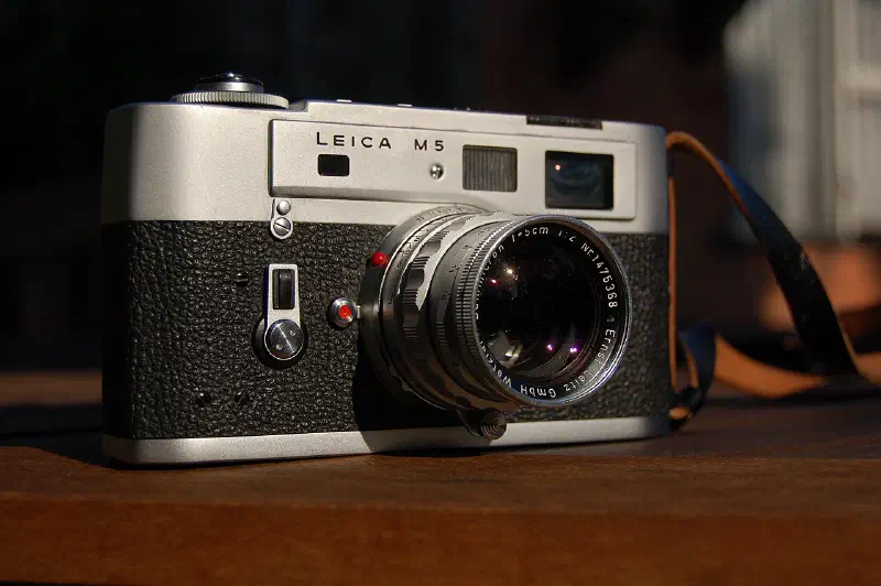 1971 vintage, with the 50mm f2 Summicron and 2 lugs on the end for the strap.