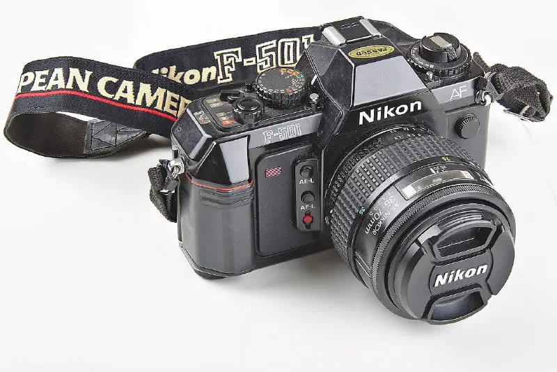 Nikon F-501 mit Nikkor AF 35-70mm f/3.3-4.5 stacked