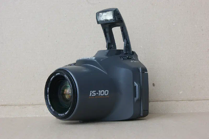 Olumpus Is200 side with opaned flash