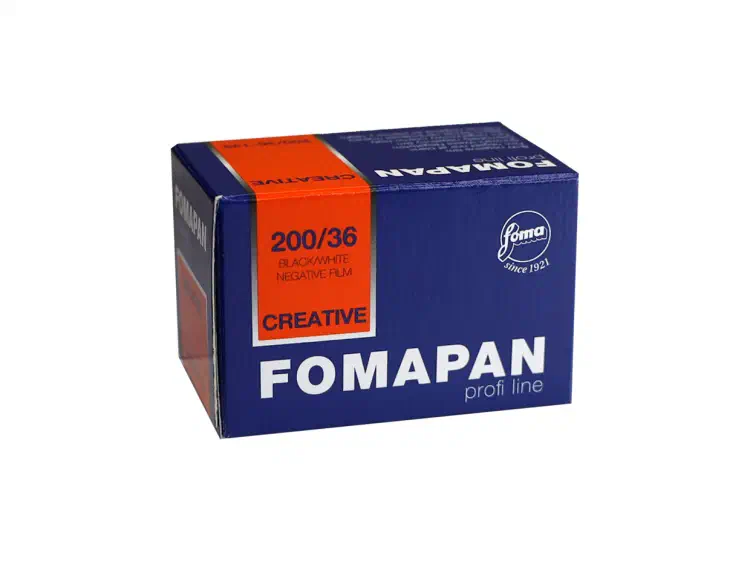 A navy FOMAPAN profi line carton seen from a front corner, a red panel on its end marked 200/36 and CREATIVE