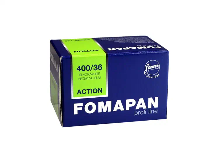 A navy FOMAPAN profi line carton seen from a front corner, a green panel on its end marked 400/36 and ACTION