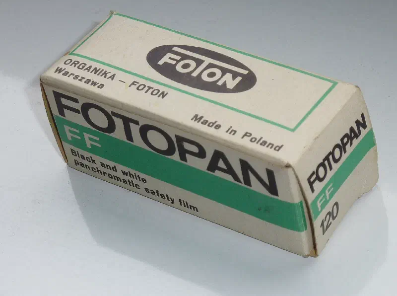 A green and white FOTON FOTOPAN FF carton for 120 roll film, marked ORGANIKA - FOTON and Made in Poland