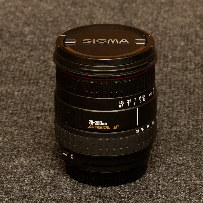 Sigma 28–200mm f/3.5-5.6 DL Macro, photographed on its own, off the camera