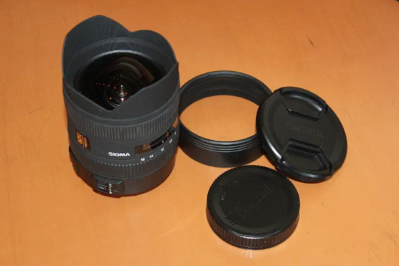 Sigma 8–16mm f/4.5-5.6 DC HSM, photographed on its own, off the camera